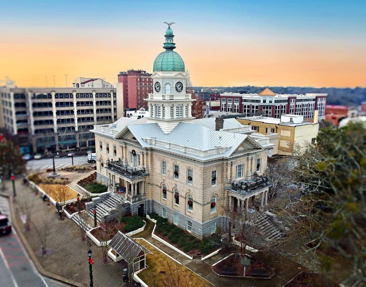 <b>Athens</b>. La ciudad ofrece un ambiente universitario como ningún otro en el estado. Explora las tiendas y los restaurantes del centro antes de pasear por el campus de la Universidad de Georgia, asegúrate de pasar por el estadio Sanford y la librería UGA al otro lado de la calle para comprar algunos recuerdos.
<br>
<br>
<b><a href="https://goo.gl/maps/3pDcV1PSC51J2VsW8">Cómo llegar</a></b>