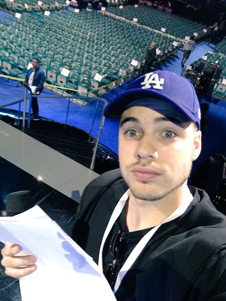 William Valdes: "Del avión a ensayar en los @LatinGRAMMYs". (Noviembre 17, 2015)