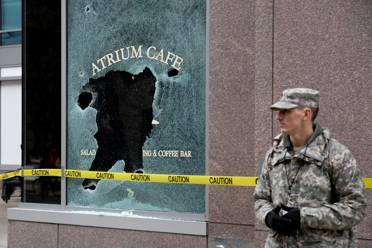 Un cajero automático, la sede de un Bank of America y la vidriera de un café fueron atacados en la mañana por un grupo de vándalos.
