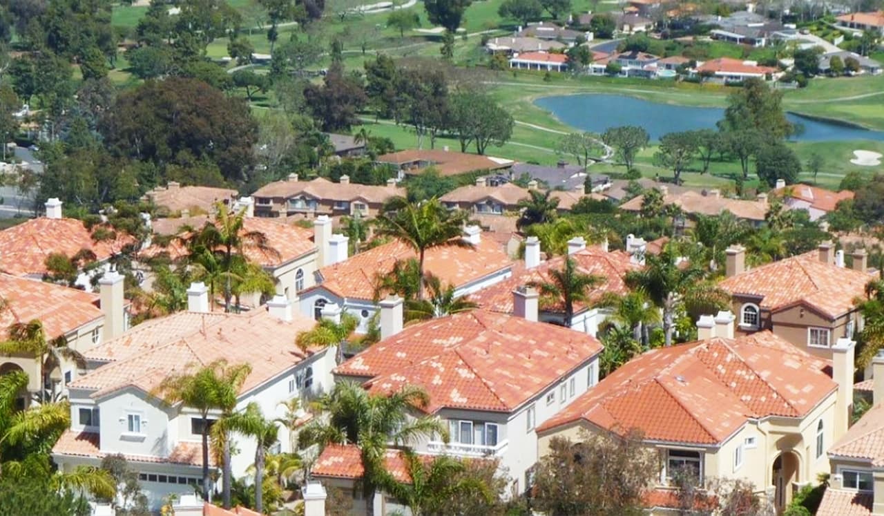 <b>Laguna Niquel</b>, en el lugar número 9 está ubicada en el condado de Orange y tiene fama de ser un lugar muy seguro.
<br>
<br>
<b>Población:</b> 65,700
<br>
<b>Salario promedio: </b>$99,206
<br>
<b>Tasa de crimen violento: </b>0.82 por cada mil habitantes
<br>
<b>Tasa de crimen a la propiedad: </b>8.72 por cada mil habitantes