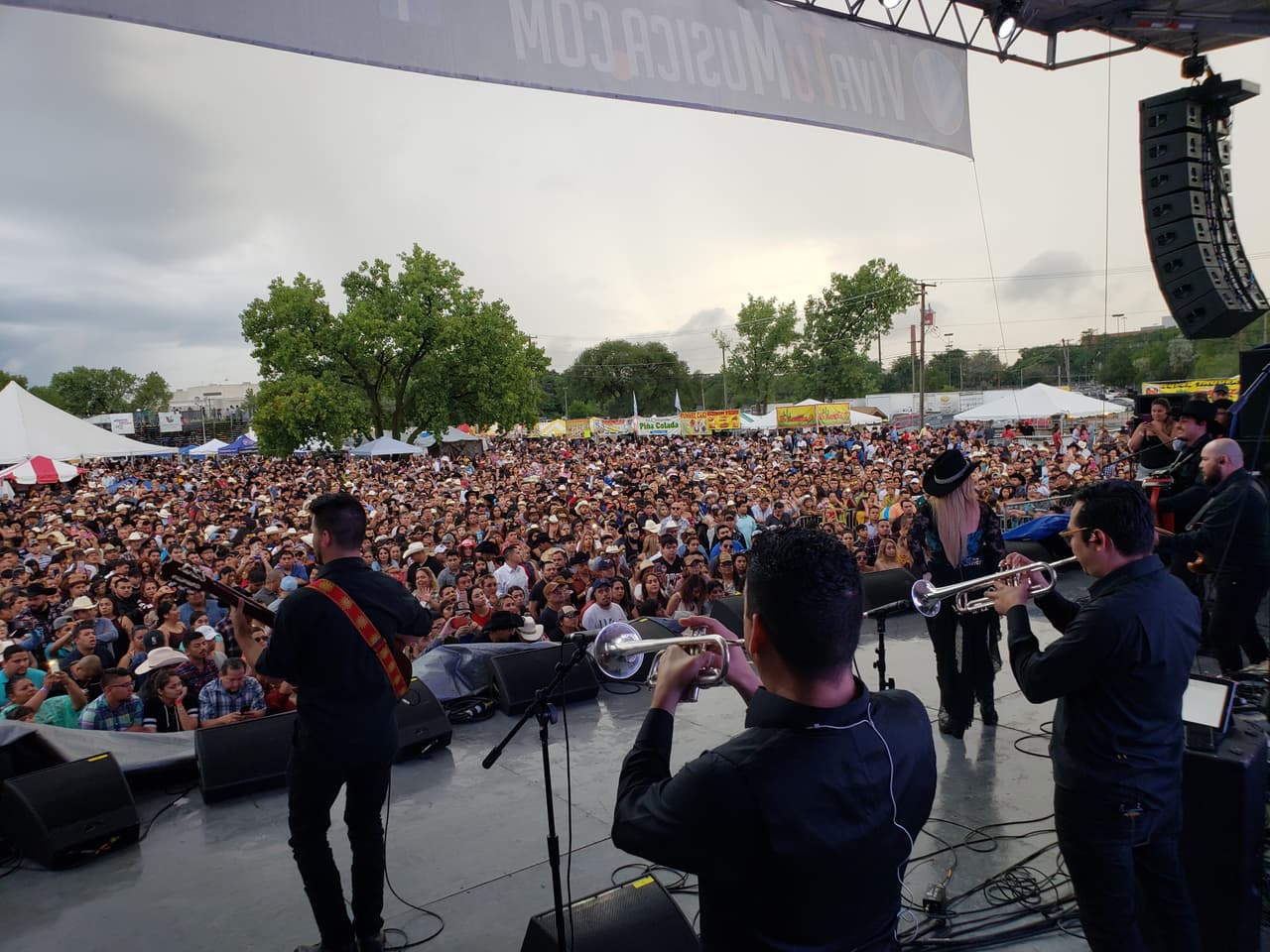 Fiestas Patrias de La Que Buena siguio con todo y tormentas