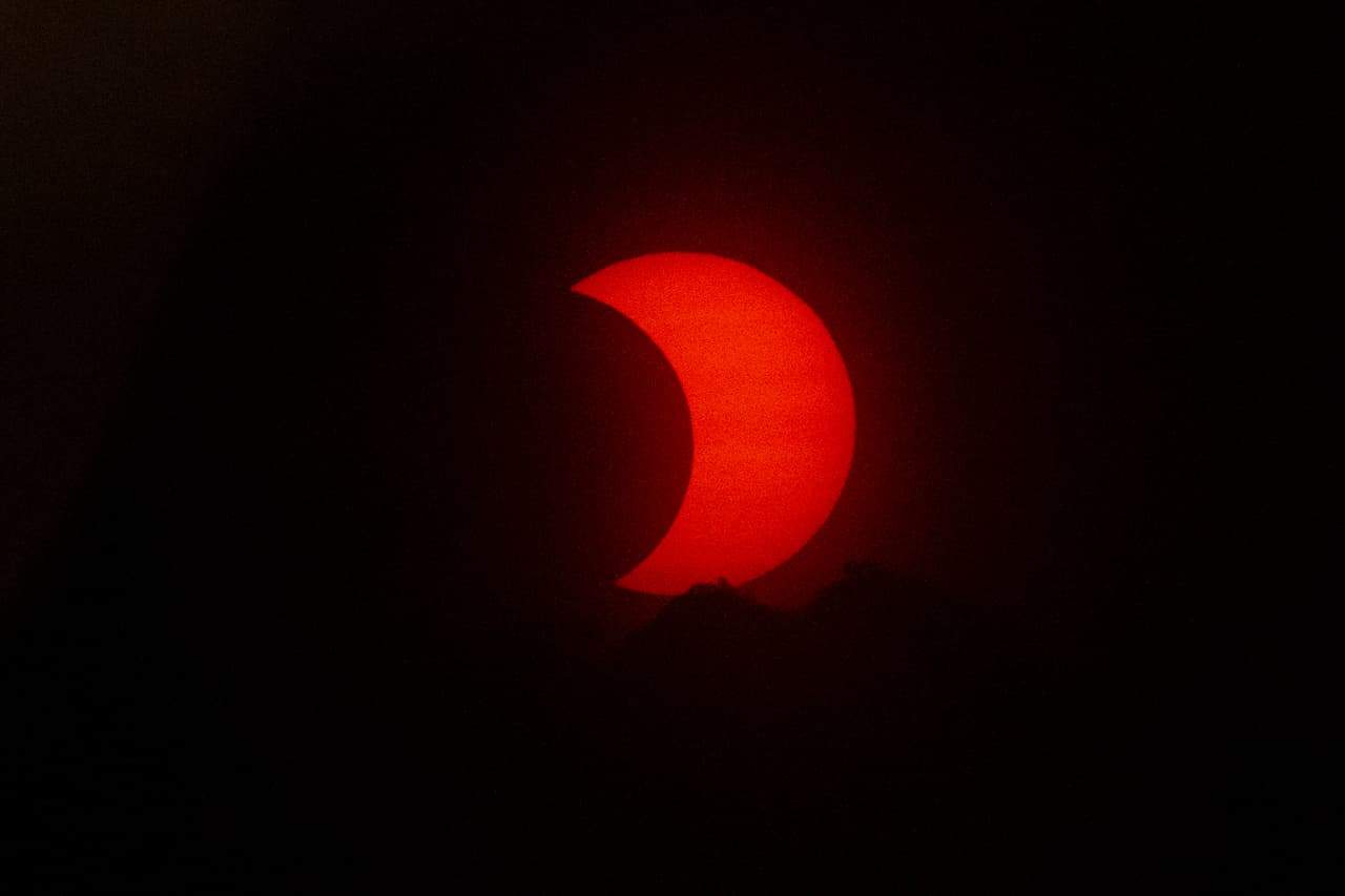 En el resto del estado, el eclipse
<b>será parcialmente visible hasta en un 80%</b>, en algunas áreas como Phoenix y Tucson; los residentes no podrán apreciar el anillo de fuego, pero sí cómo la luna cubre de manera parcial la luz del sol. Se estima que el pico del evento ocurra alrededor de las 9:32 a.m. (MDT).