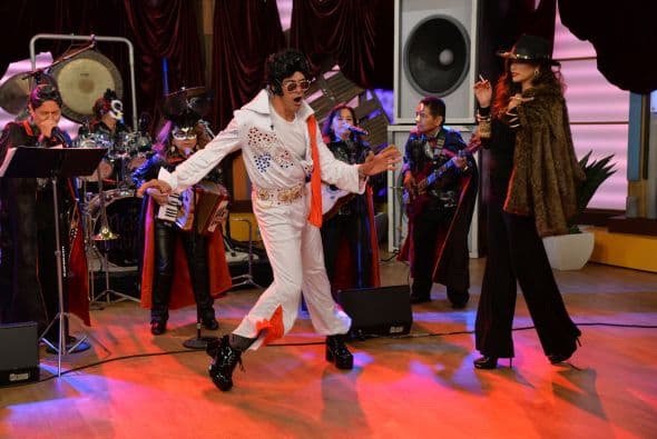 'La Doña' fue la primera en llegar al escenario y bailar junto a esta leyenda de la música.