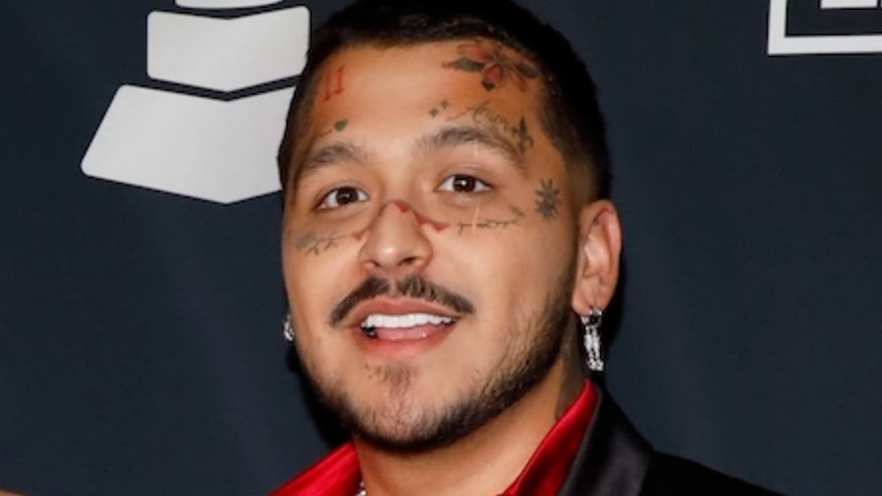 Nodal pagaría una fortuna por borrar sus tatuajes del rostro y aún así quedaría marcado