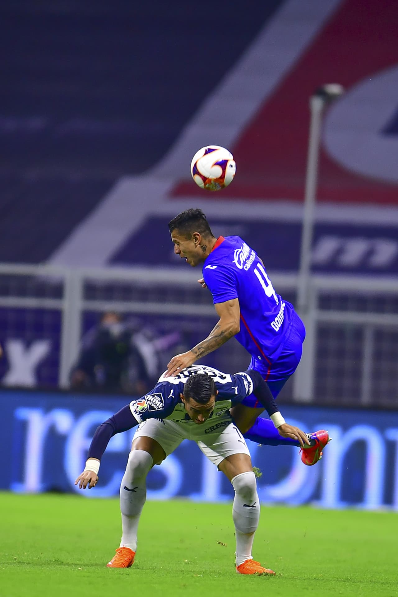 Con solitario gol de Roberto Alvarado (42'), Cruz Azul vence 1-0 a Monterrey y alargan su racha de victorias a nueve. Cruz Azul se queda como líder solitario del torneo y los Rayados bajan a cuarto lugar y podrían caer al quinto si es queToluca vence al Pachuca.