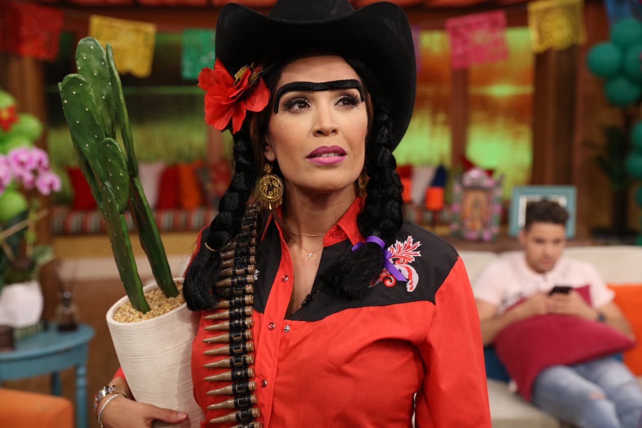 Doña Chona, personaje que hace Karla Martínez, nos sorprendió con su visita a Despierta América.