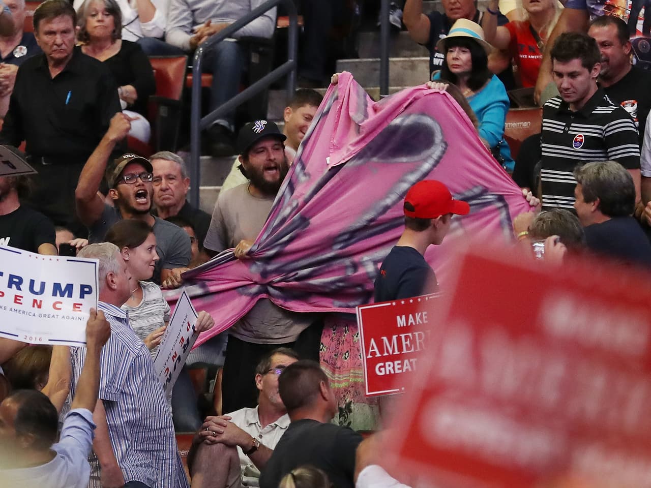 Así nace, se desarrolla y muere una manifestación en un evento de Trump