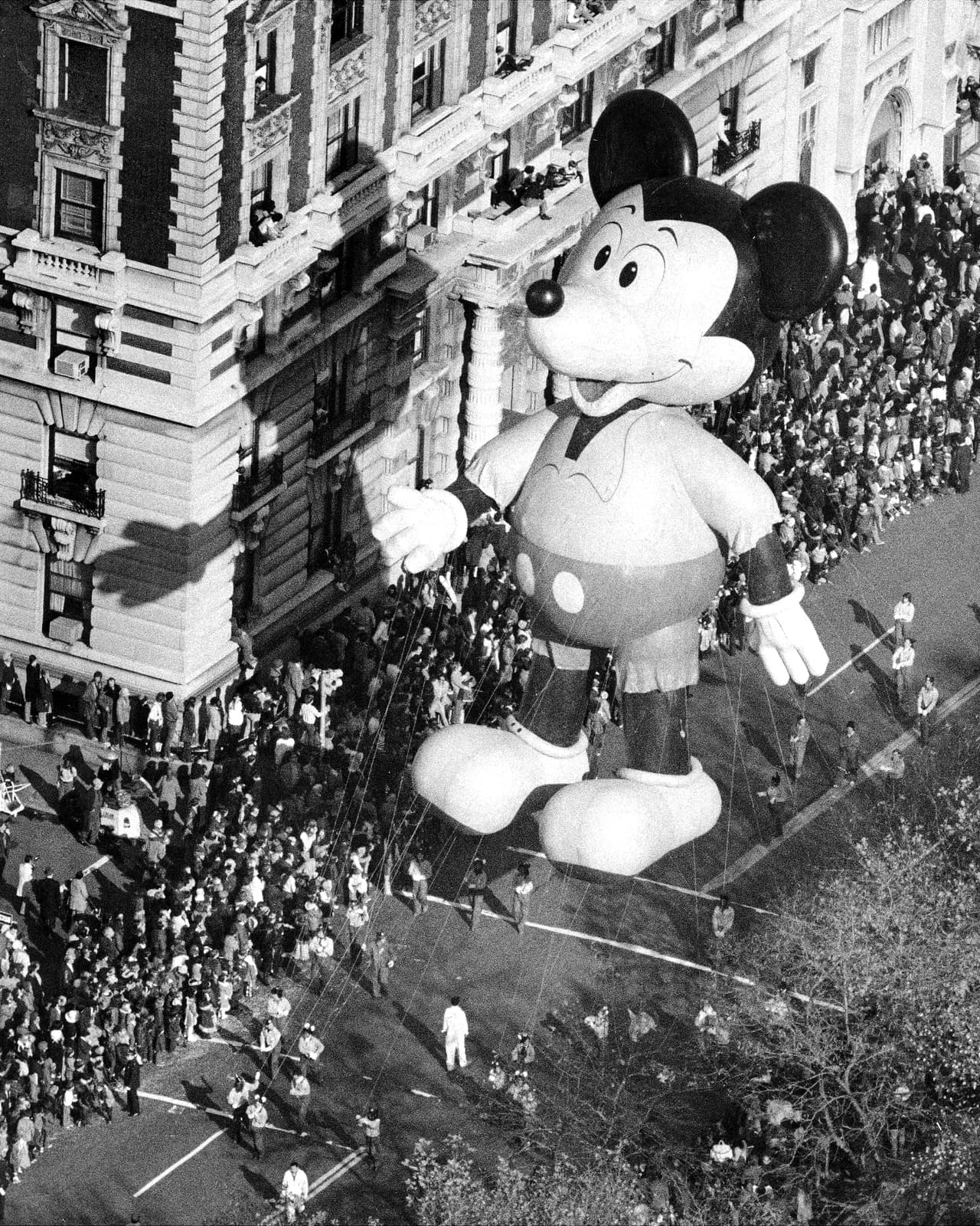La participación de Mickey Mouse en el desfile es parte de la tradición el Día de Acción de Gracias en Nueva York. La fotografía es de 1973.