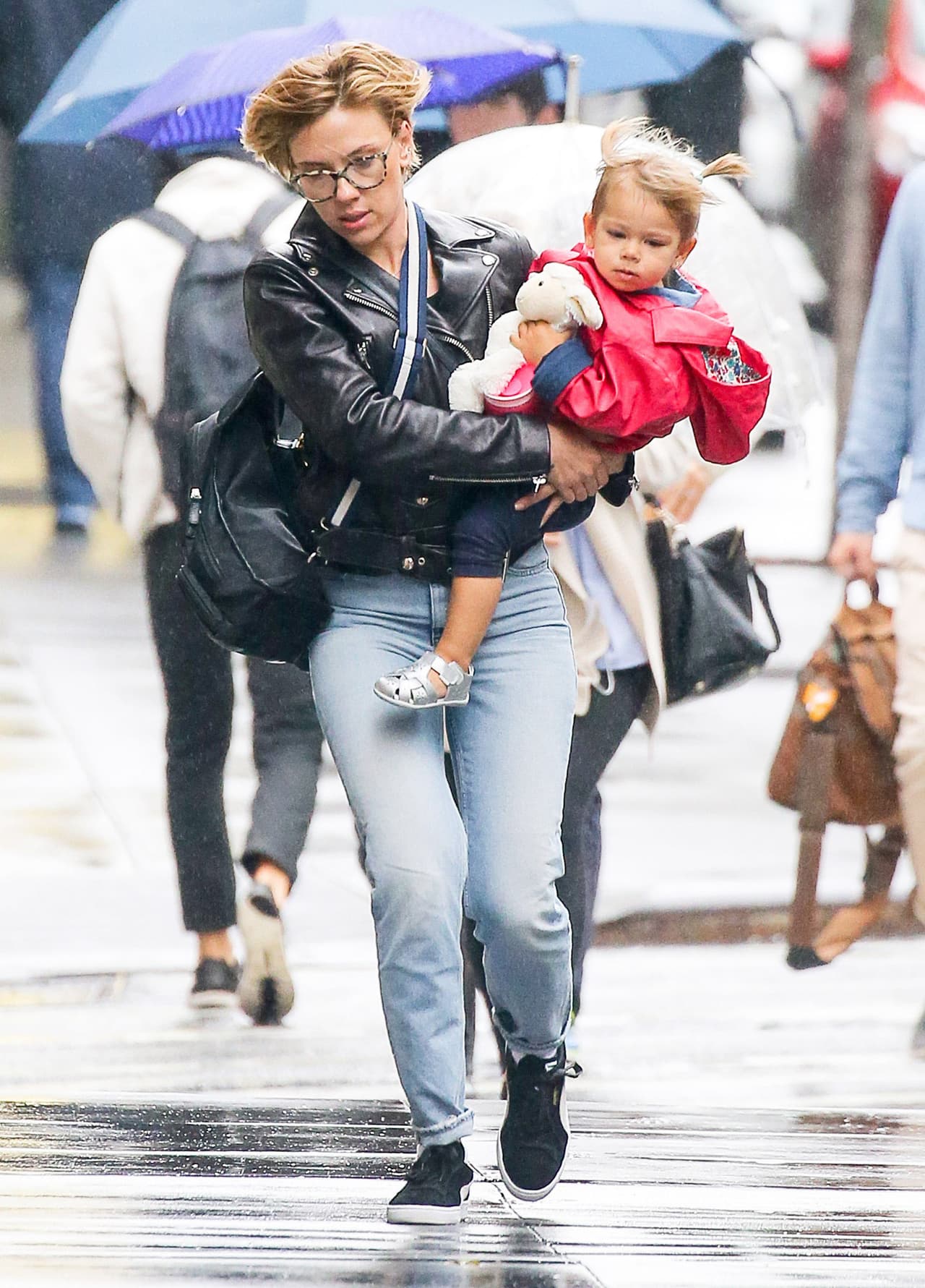 Apenas podía sostener a su nena en brazos.