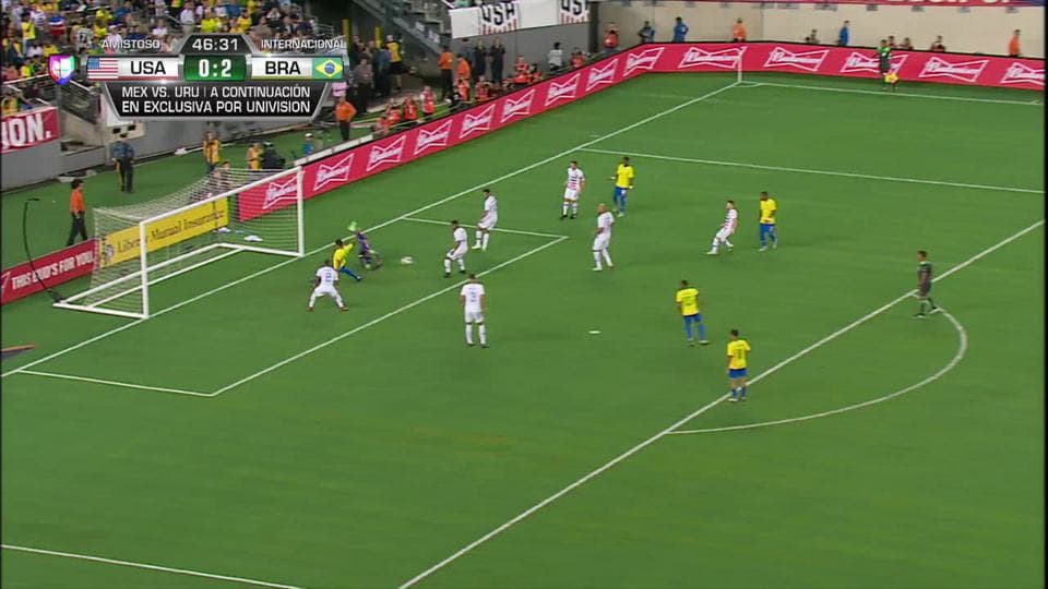 Matt Miazga despeja el balón y aleja el peligro