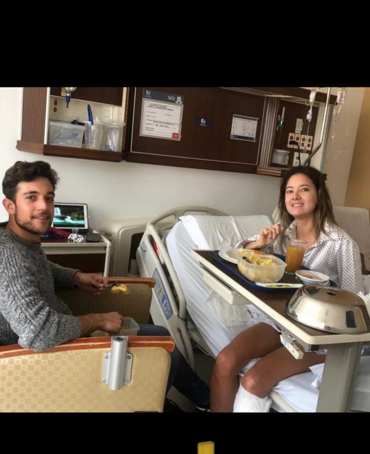 Entre quirófanos y cuartos de hospital, los dos retomaron la relación y el actor ya no se le separó. 
<br>