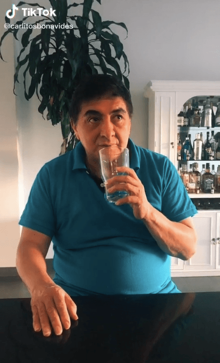 El gabinete con botellas de alcohol también tiene cabida en su nuevo departamento, muy cerca de la entrada al hogar.