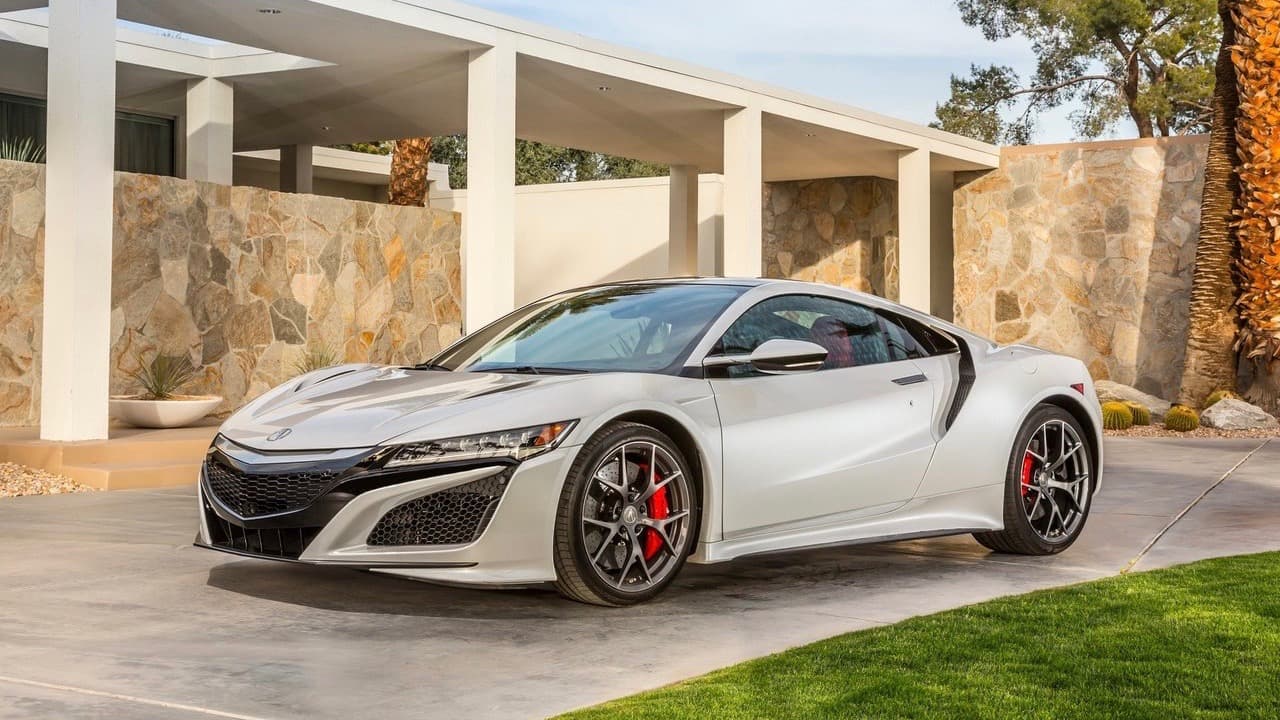 A pesar de lo anterior, Acura tiene un imán para atraer público a sus concesionarios que muy pocas otras marcas tienen; el 
<b>Acura NSX</b>. Este deportivo de dos puestos de motor intermedio regresó en junio de 2016 después de 11 años de ausencia, y de años y años de promesas, en la forma de 
<b>un auto agresivo, sexy y competente</b> con las prestaciones, calidad y performance de automóviles de muchísimo mayor valor. No sería muy aventurado especular que muchas de las búsquedas que llevaron a Acura al séptimo lugar fueron gracias al NSX.
<br>
<br>En la imagen: 
<b>Acura NSX 2017</b>