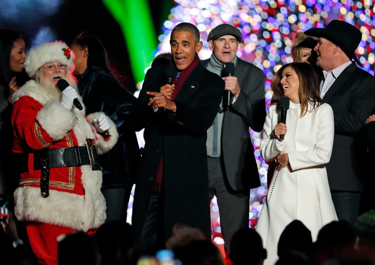 Obama canta uno de los 'himnos' de la Navidad estadounidense, 'Jingle Bells', junto a Santa Claus, James Taylor, Garth Brooks y Eva Longoria. (Foto de Alex Brandon/AP)