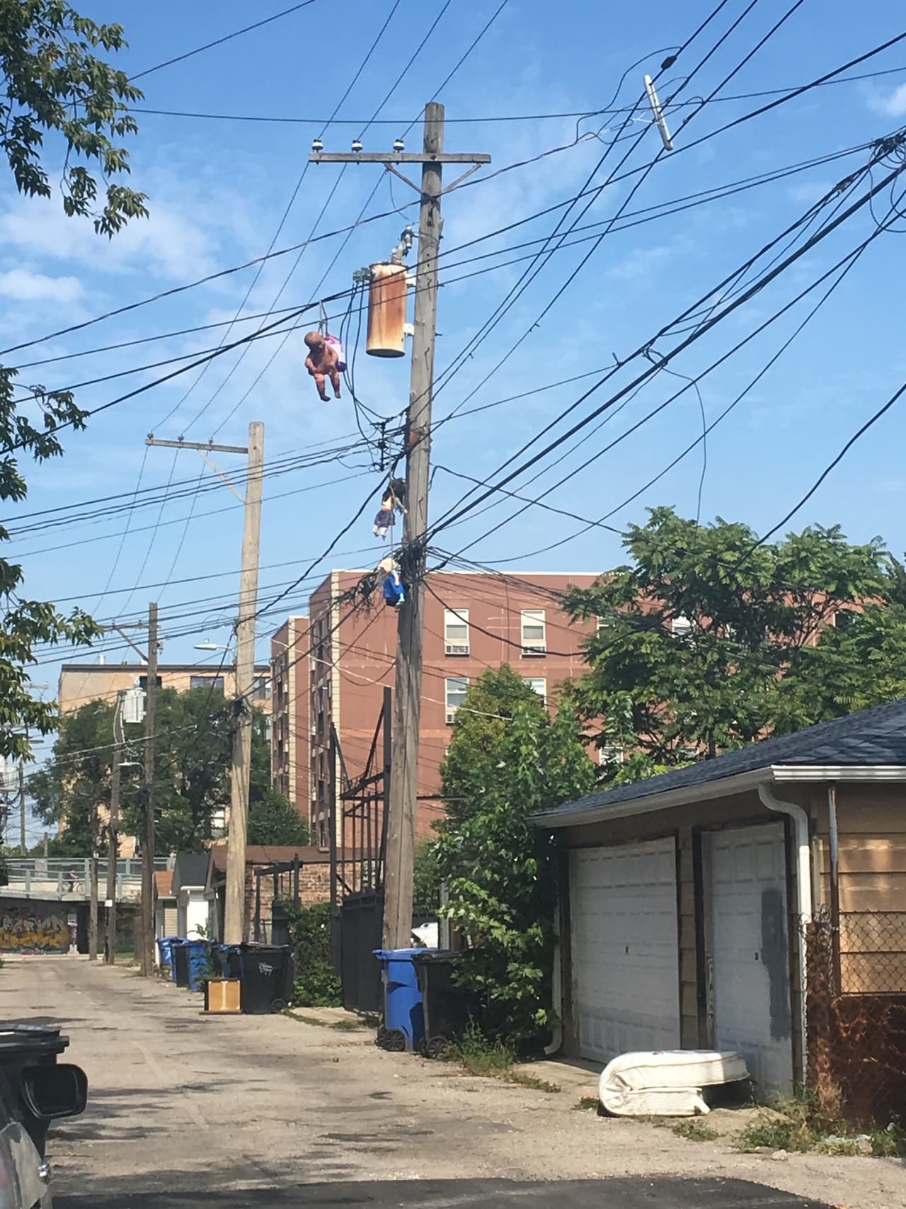 Muñecas y juguetes colgados.
