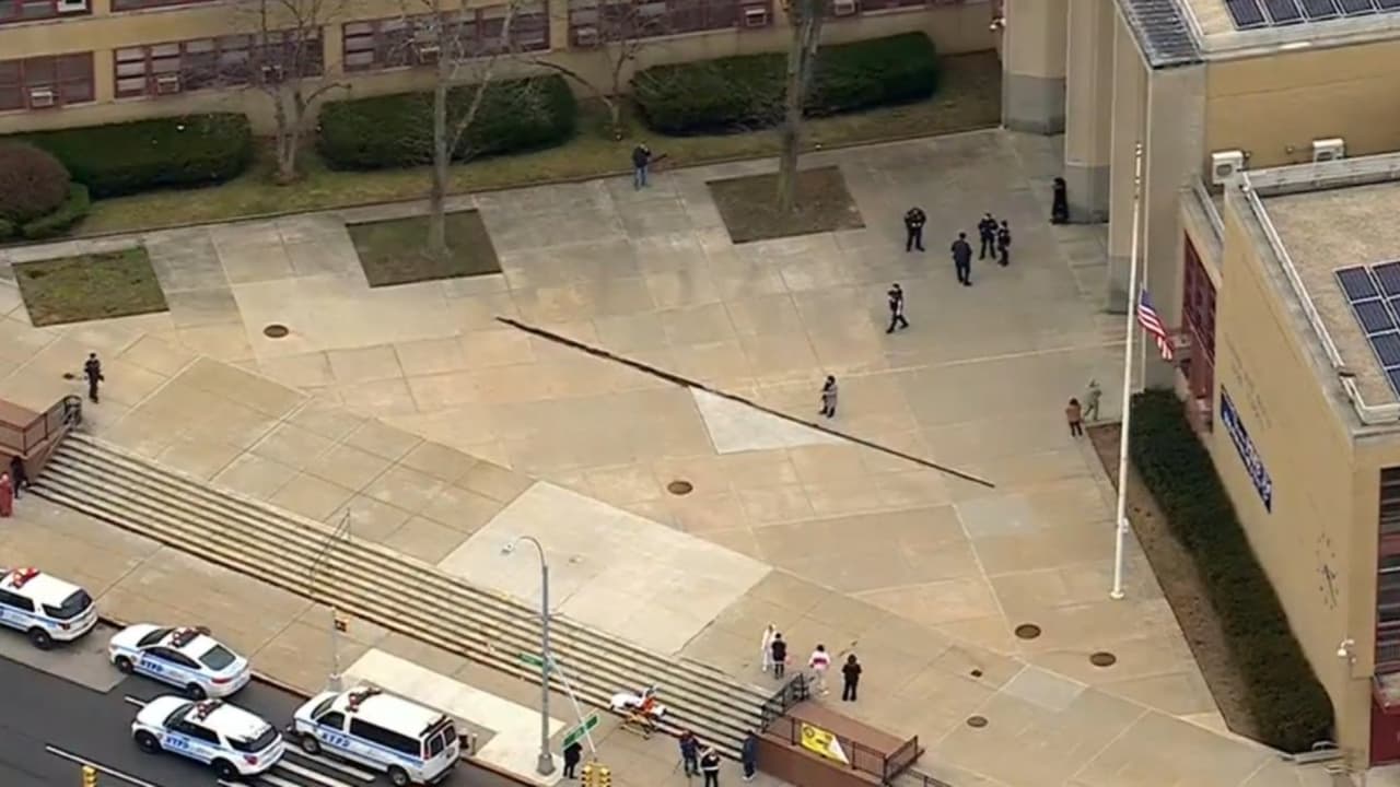 Dos adolescentes de 17 años son apuñalados en una escuela de Queens