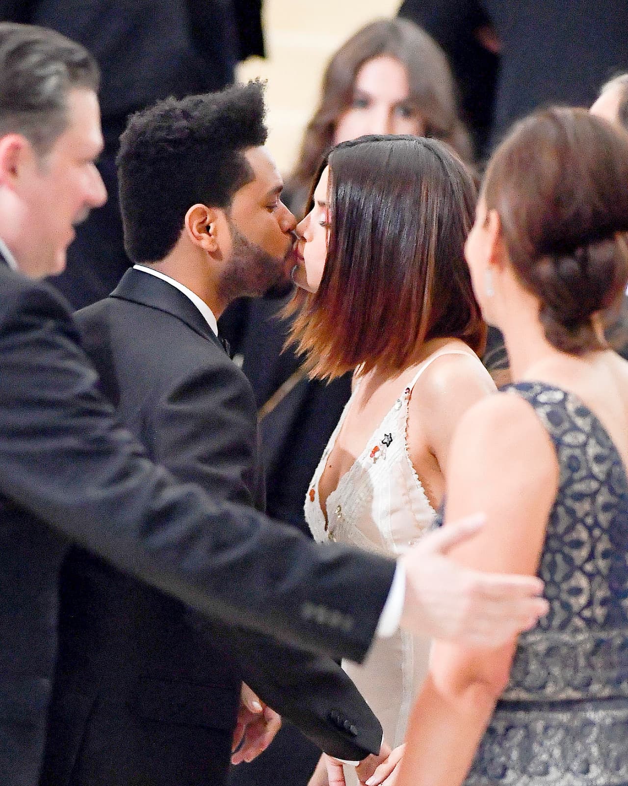 Selena Gomez tuvo muchos problemas de ansiedad en 2016 que llevaron a dejar las redes sociales por semanas, sin embargo 2017 marcha viento en popa, con una relación estable con The Weeknd, nueva música y su exitosa serie en Netflix, '13 Reasons Why'.