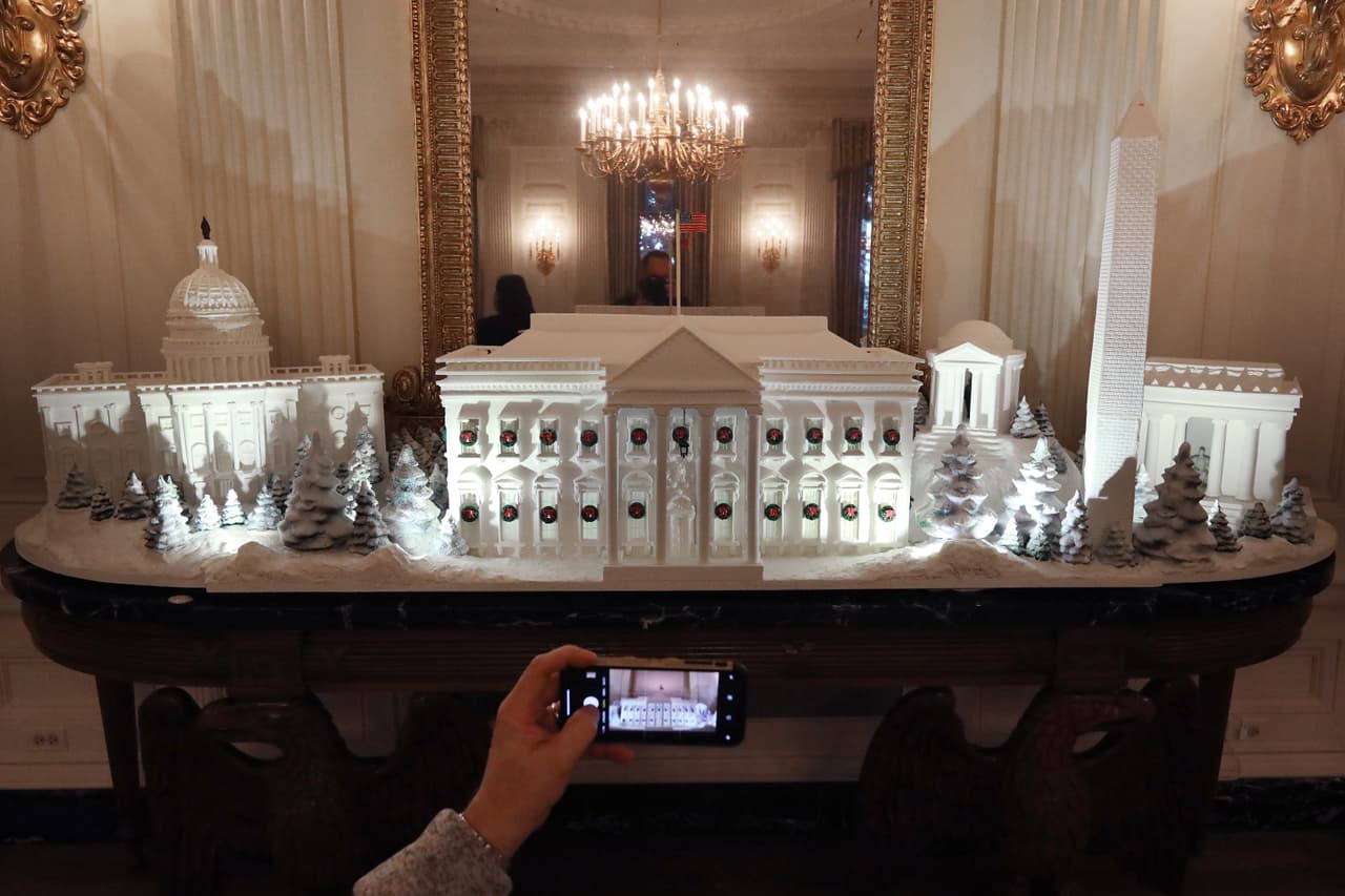 En este espacio fue colocada una figura de la Casa Blanca construida con pan de jengibre. Junto a ella el National Mall, el Capitolio y los monumentos a Lincoln, Jefferson y Washington en la capital.