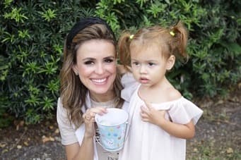 Han sido 2 años colmados de felicidad y el público que la sigue en sus redes sociales ha sido testigo del cariño inmenso que siente por la pequeña Chloé Sophia.