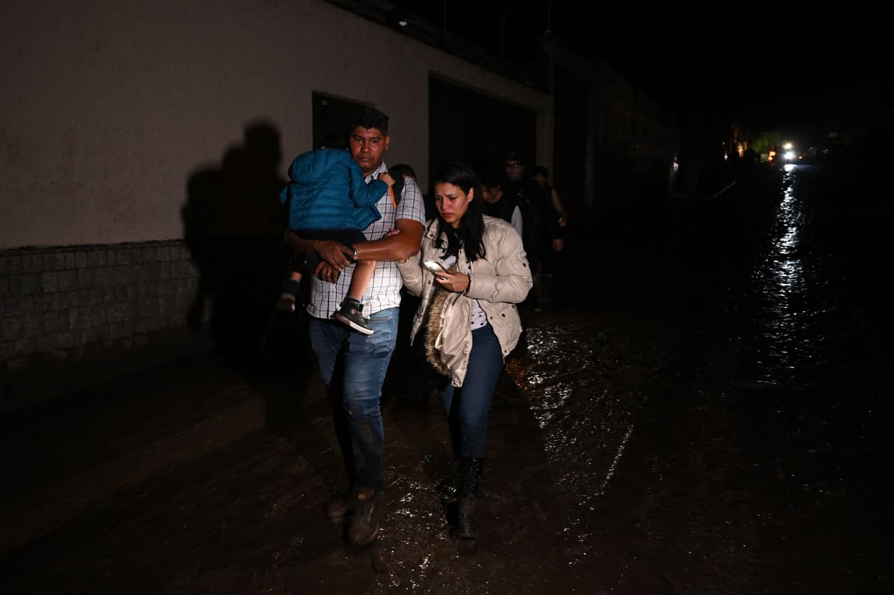 Familias evacuando sus viviendas en El Castaño luego de que el alud las dañara.
