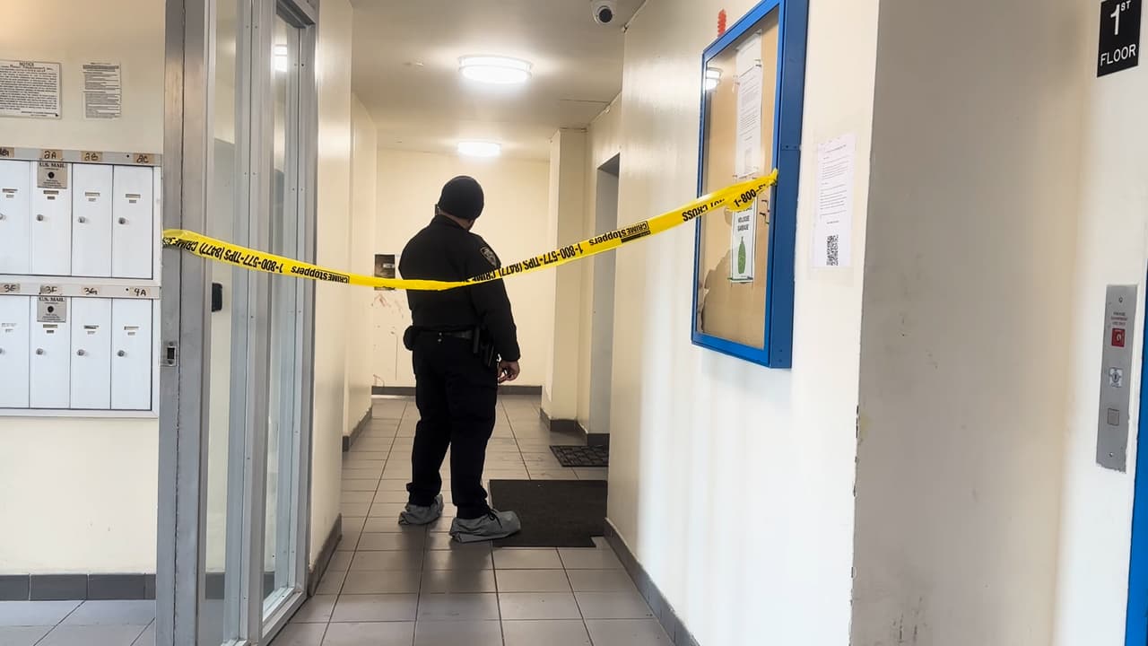 La policía recibió una llamada de auxilio al 911 y acudió al lugar donde encontraron al padre de familia, originario de Puerto Rico, sin vida en el corredor.