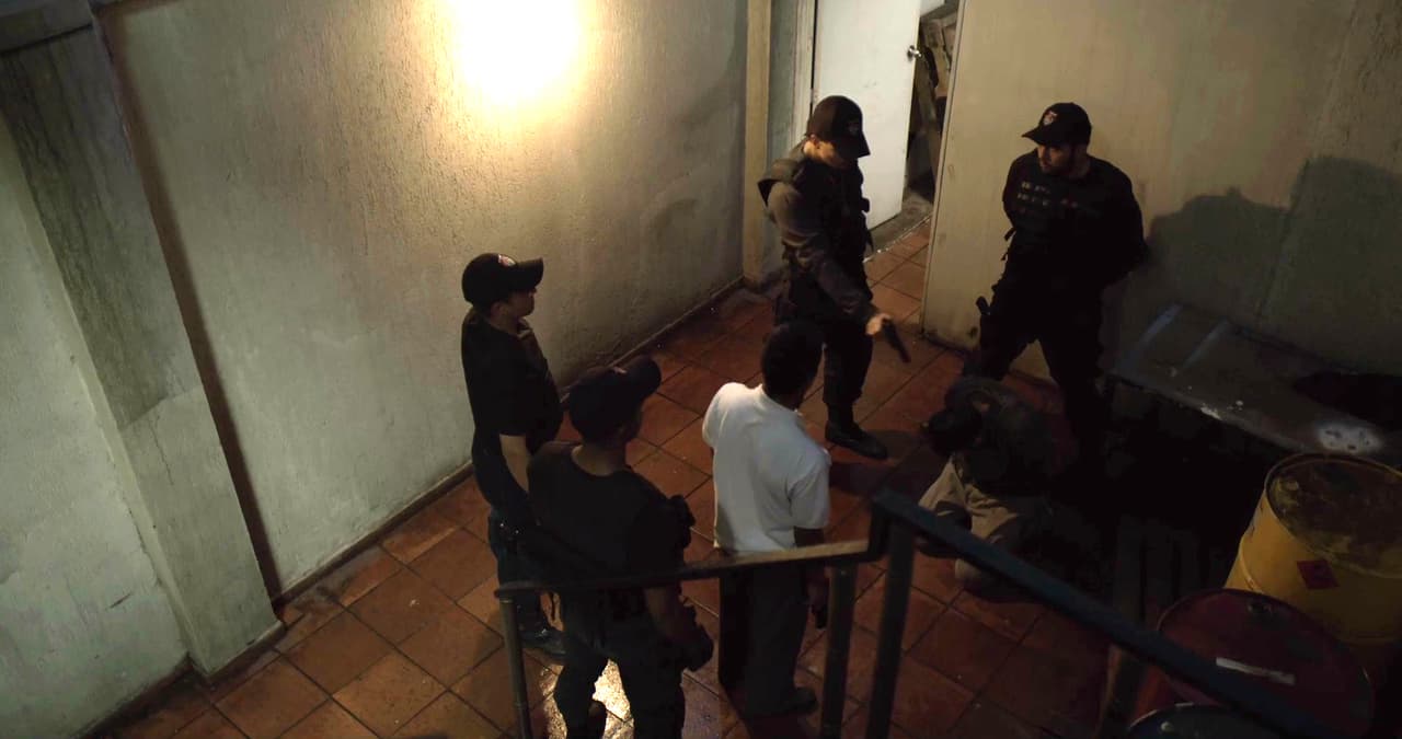 The ‘M16’ looked at Omar with contempt and shot the enemy hitman. “You’re going to die, but first we’re going to make you suffer so much you’ll beg us to kill you”, he warned the terrified young man.