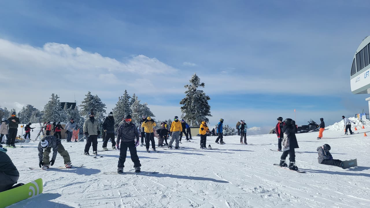 El resort de invierno en las montañas de San Bernardino, al este de Los Ángeles, se prepara para recibir a decenas de visitantes en los próximos días.