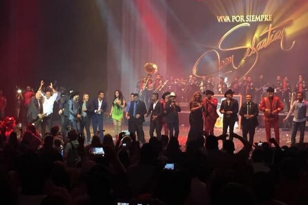 La intención era rendir un merecido tributo al cantante, sin embargo algunas cosas no salieron como se habían planeado. El diario BASTA! reportó que el recinto donde se llevó a cabo no estaba lleno, el show empezó retrasado y algunas actuaciones musicales dejaron mucho qué desear.