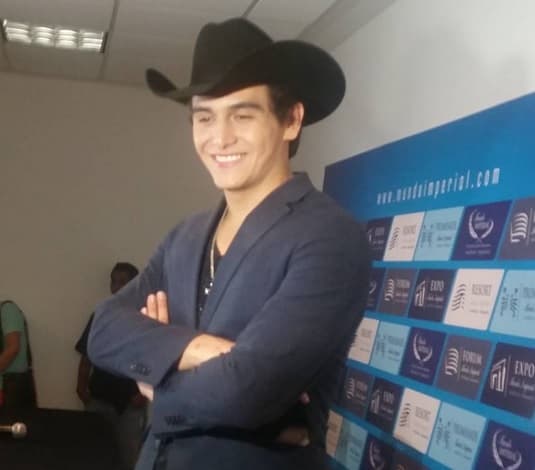 Aunque se ha dejado ver en los homenajes de su padre, como el de Acapulco o en los Premios Bandamax, el semblante se le ve triste.