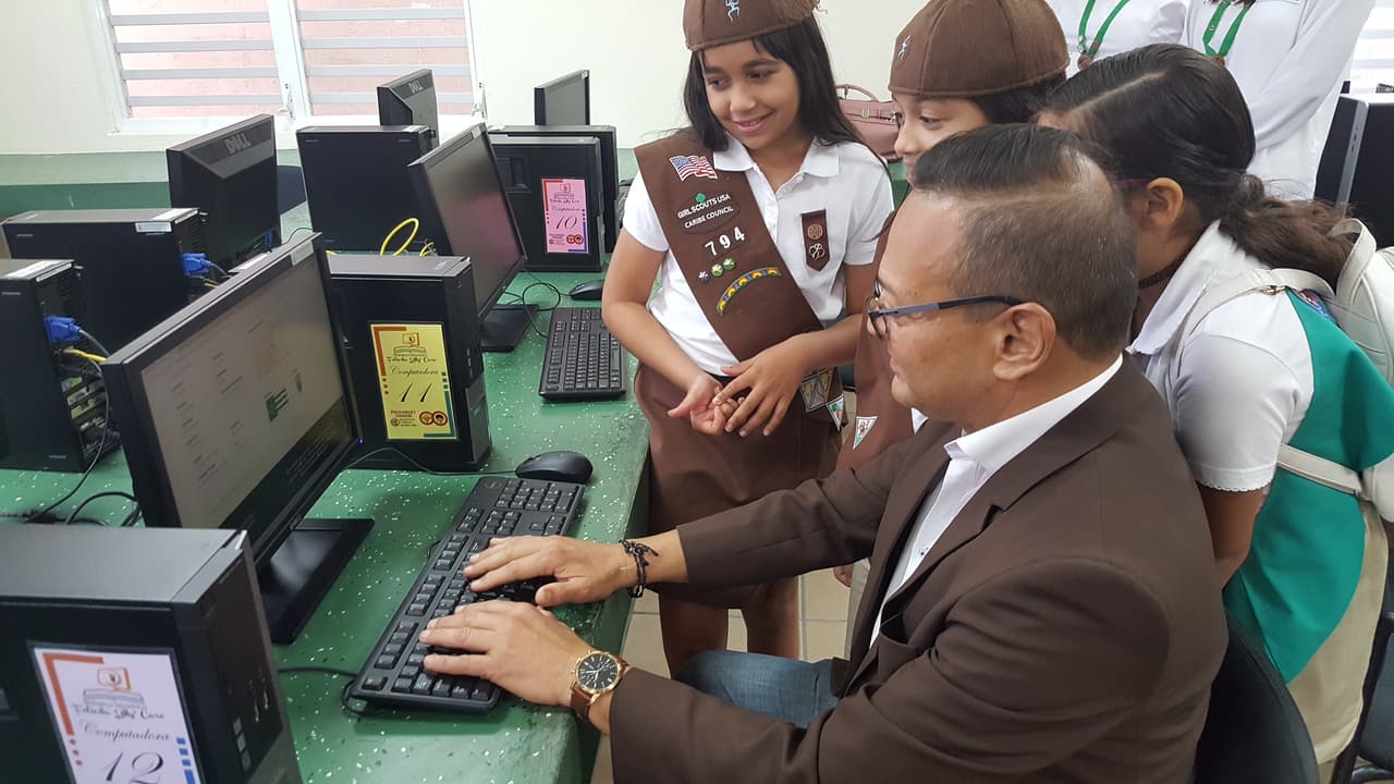 La biblioteca está ubicada en la calle San Antonio al lado de la plaza pública.