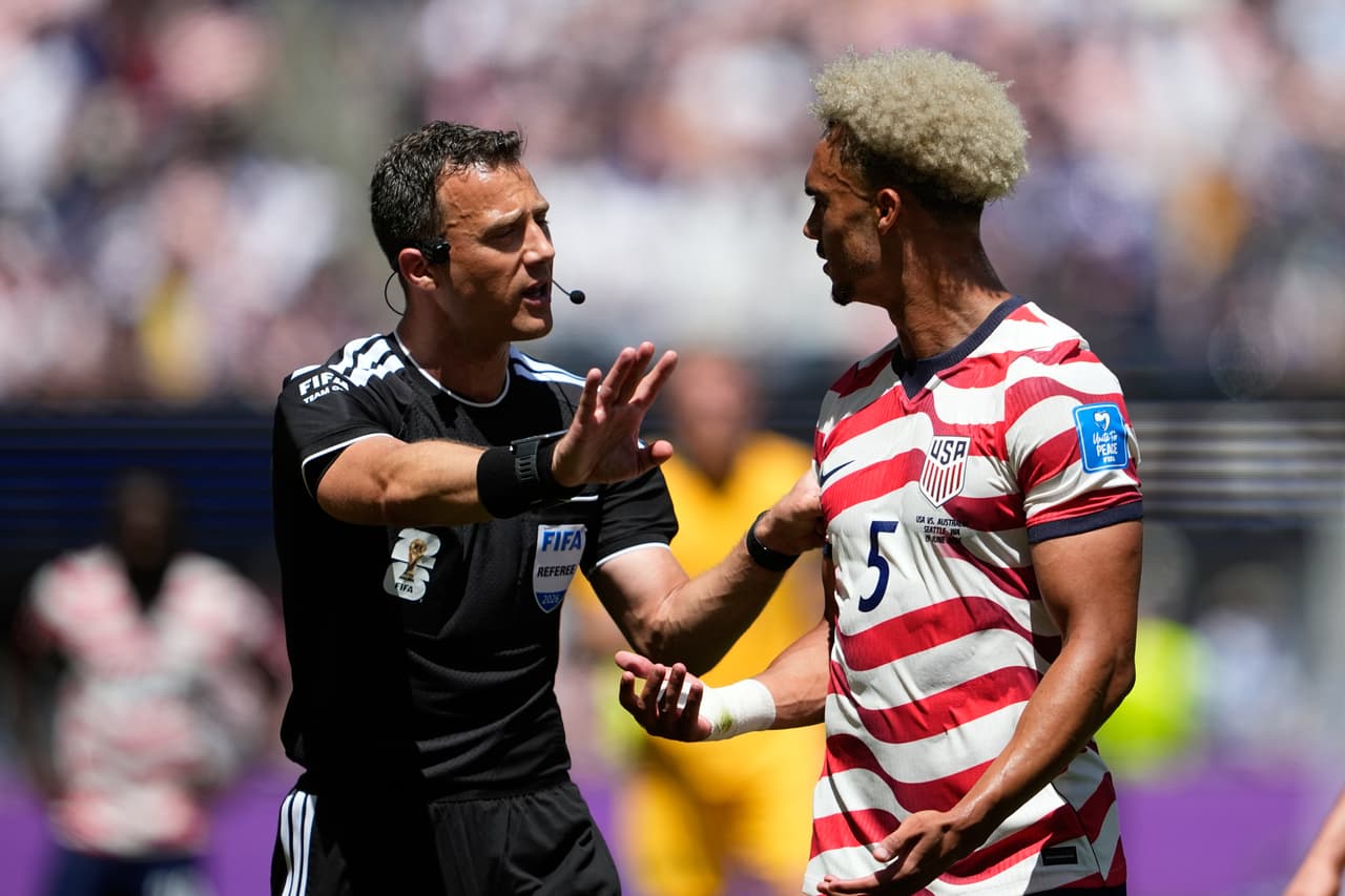 El árbitro alemán Felix Zwayer habla con Antonee Robinson de Estados Unidos durante el partido de fútbol del Grupo D de la Copa Mundial entre Estados Unidos y Australia en Seattle, el viernes 19 de junio de 2026.
