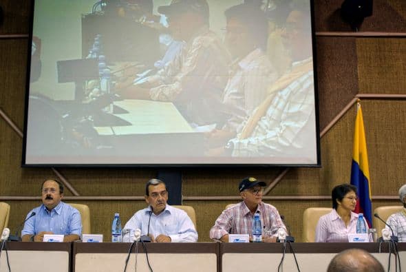 Noviembre 19- Arrancan en La Habana las negociaciones entre el Gobierno colombiano y las Fuerzas Armadas Revolucionarias de Colombia (FARC), en las que la guerrilla declara un alto al fuego unilateral entre el 20 de noviembre y el 20 de enero de 2013.