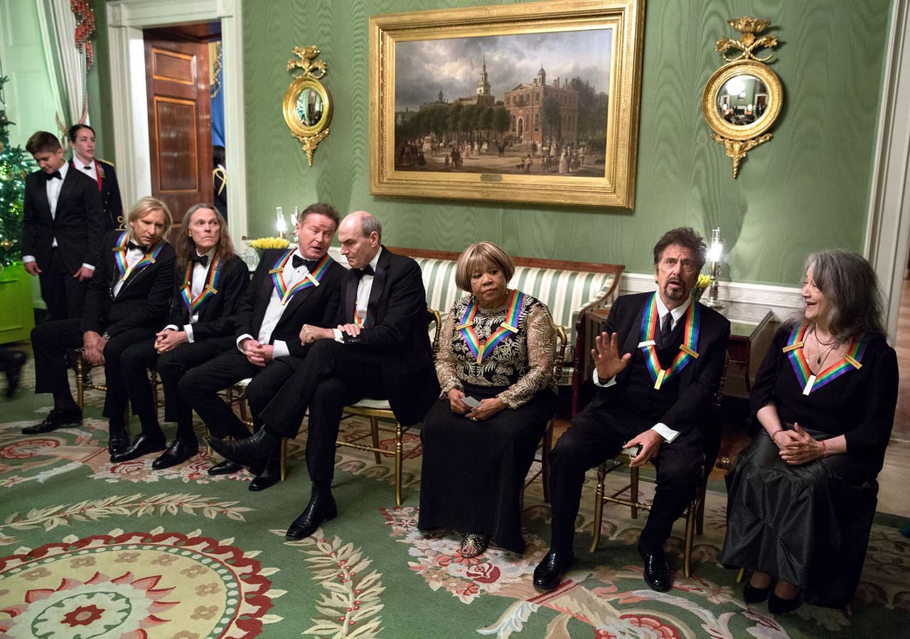 <b>4 de diciembre.</b> Esta imagen previa a la entrega de los Homenajes Kennedy Center 2016, se tomó mientras los homenajeados esperaban a ser anunciados. En ella aparecen de izquierda a derecha, la banda The Eagles (Joe Walsh, Timothy B. Schmit y Don Henley), el músico James Taylor, la cantante de blues y gospel Mavis Staples, el actor Al Pacino y la pianista argentina Martha Argerich.