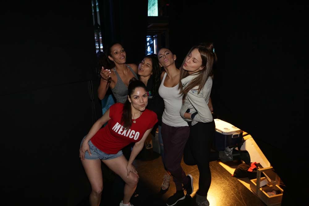 Las 25 chicas disfrutaron cada minuto del show aún sabiendo que esta podría ser su última noche. Abrazos, buenos deseos, tensión, nervios y mucho más se vivió en la tercera noche de NBLVIP.