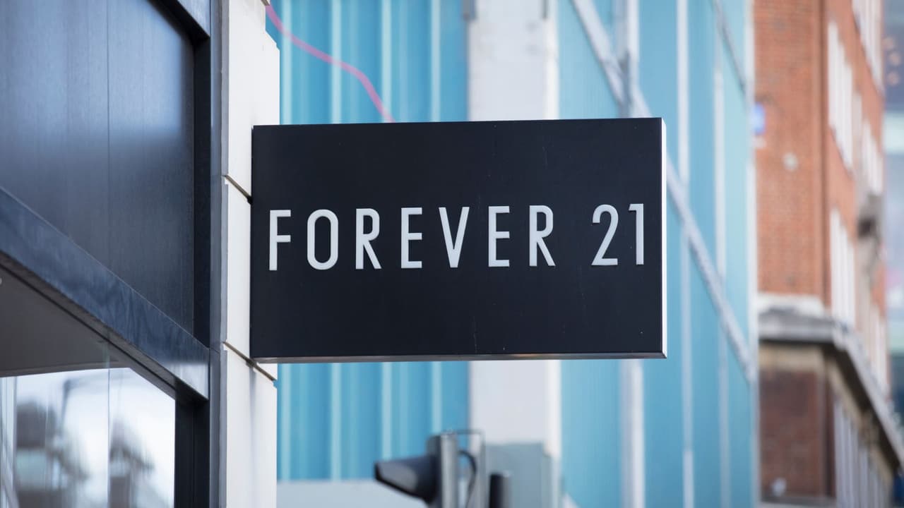 <h3 class="cms-H3-H3">¿Por qué Forever 21 cierra sus puertas en Texas? </h3>
<br>Si alguna vez te encontraste buscando un vestido de moda o esos pantalones a buen precio en los centros comerciales de Dallas, Fort Worth o Grapevine, probablemente te sorprenda saber que Forever 21 ya no será una opción. La razón detrás de esta decisión tiene que ver con 
<b>los duros desafíos económicos que enfrenta la marca: la competencia feroz de tiendas online como Shein y Temu</b>, que han cambiado el juego de la moda rápida. La gente prefiere ahora hacer compras desde su celular, sin tener que lidiar con los centros comerciales. Además, 
<b>los costos operativos de mantener tiendas físicas se han disparado</b>, y las ventas no están alcanzando las expectativas que la marca había puesto en sus espacios físicos.