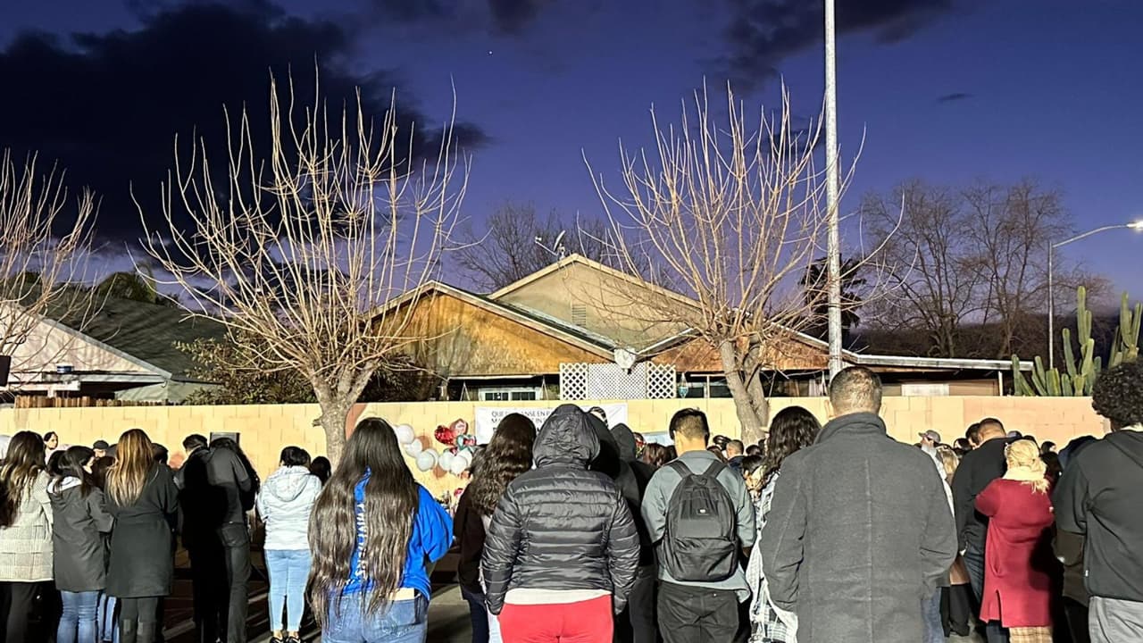 Conforme avanzaba la tarde, más personas se sumaron a la vigilia para recordar a Fernanda.