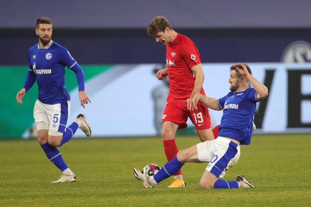 RB Leipzig no baja los brazos en la competición y llegó a 41 puntos tras vencer 0-3 al Schalke 04 con goles de Mukiele (45+3’), Sabitzer (73’) y Orban (87’); los de Nagelsmann se quedan a 7 puntos del Bayern, líder de la Bundesliga.