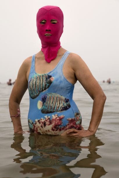 La piel pálida es muy apreciada en China, así que las mujeres hacen y usan de todo para cuidarla del sol.