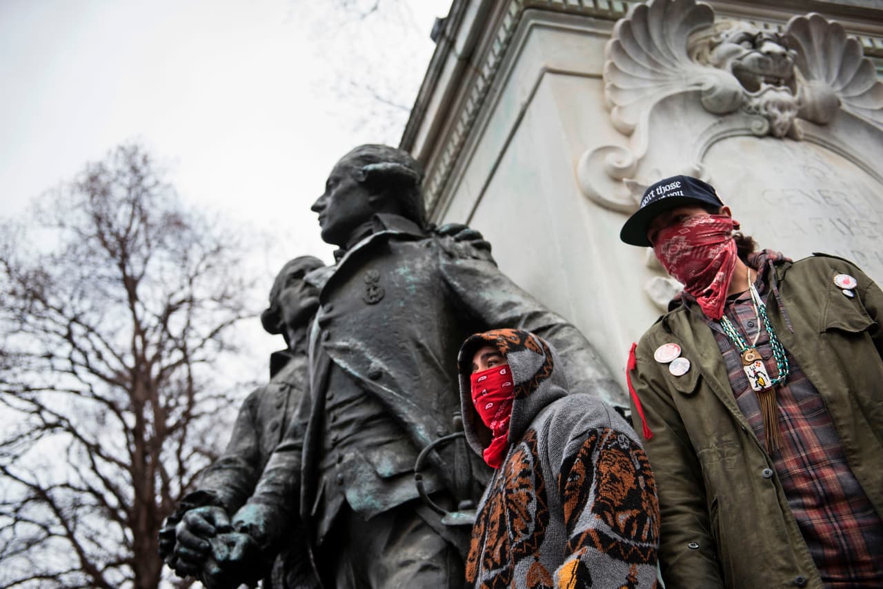 Algunos protestantes optaron por cubrir sus rostros en la manifestación contra el oleoducto Dakota Access del 10 de Marzo de 2017.