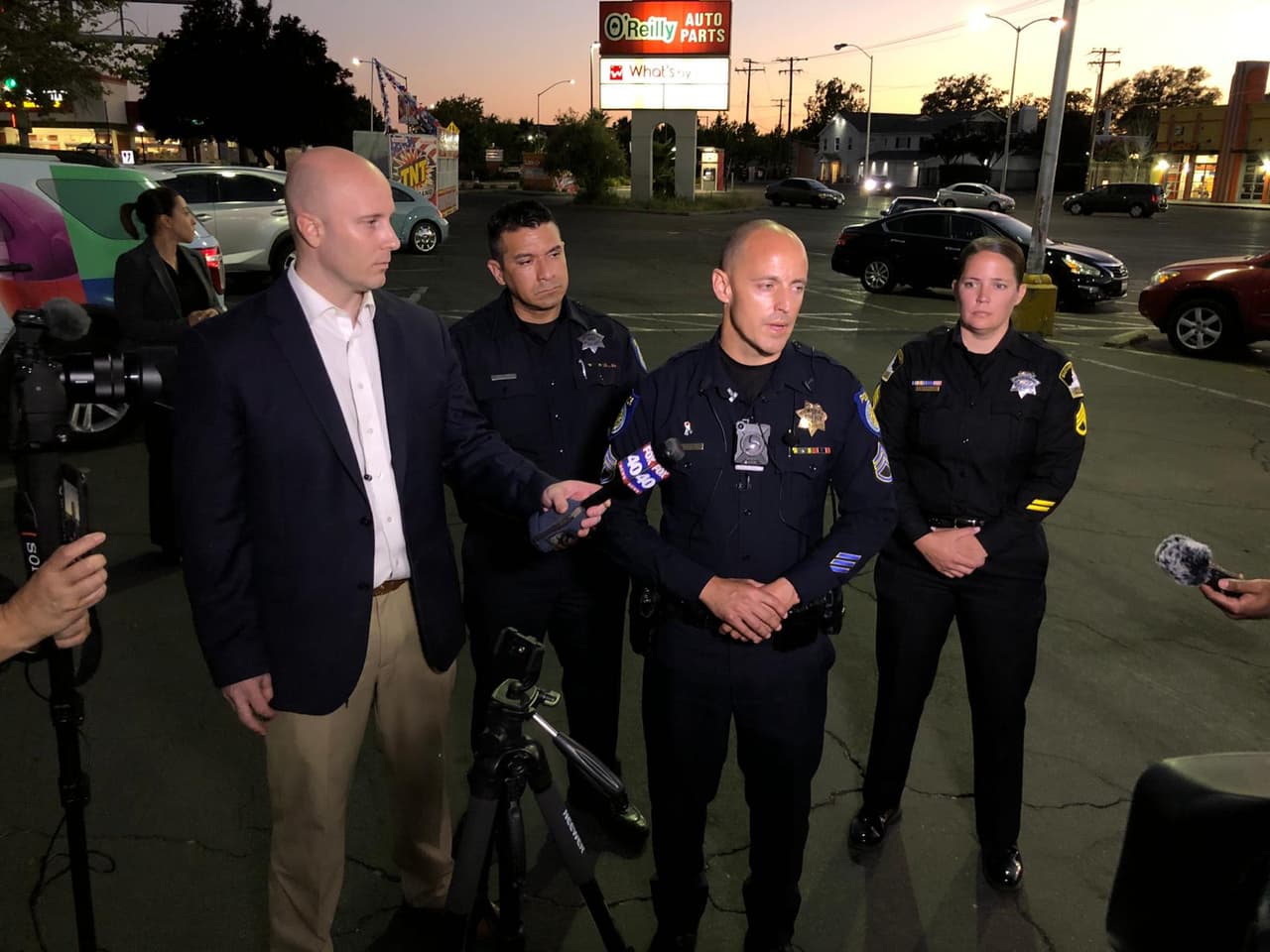 En una rueda de prensa, la Policía de Sacramento informó que el atacante continuaba encerrado en la residencia y ocasionalmente disparaba su arma.