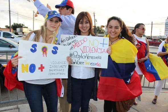 A cantos y gritos pidieron paz y libertad en la calle Westheimer, una de las más transitadas de Houston. 