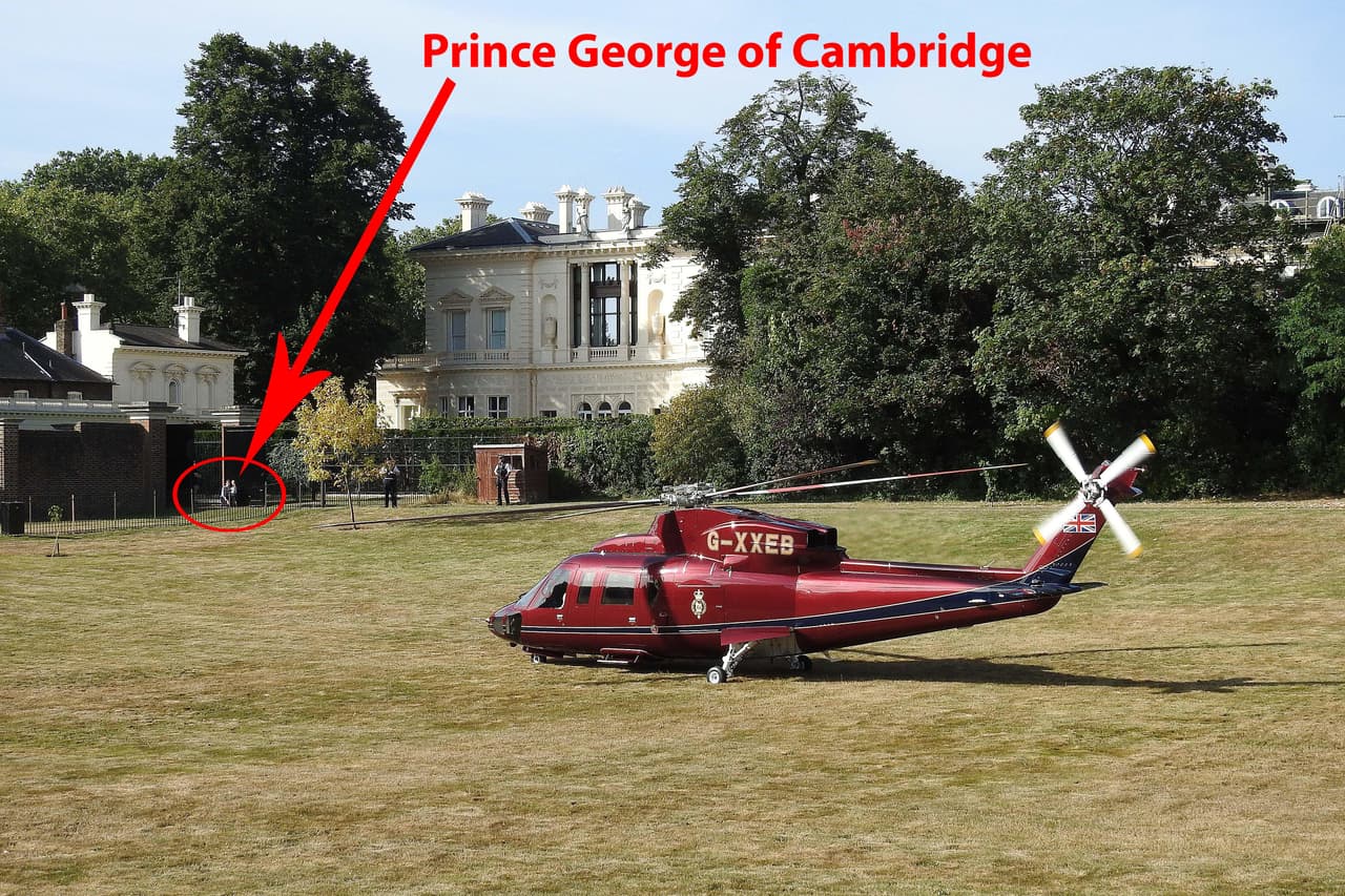 El principito sólo pudo ver a lo lejos como se marcharon sus papás.