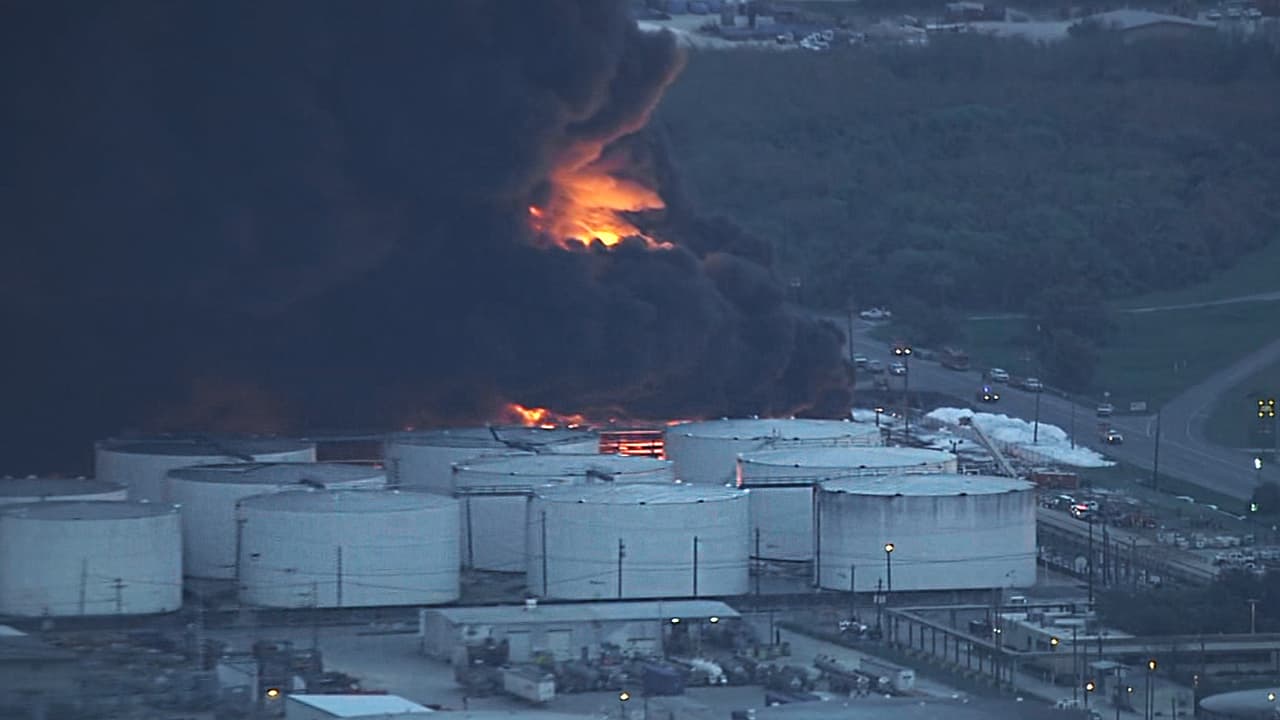 Así se veía el incendio a primeras horas de este martes.