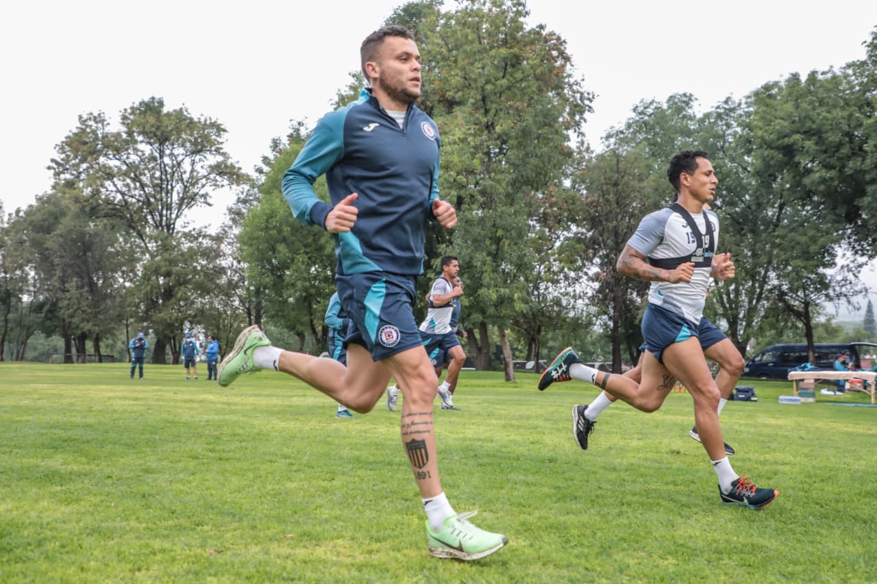 Ajenos a lo que ocurre extra cancha, los jugadores del Cruz Azul entrenan a tope.