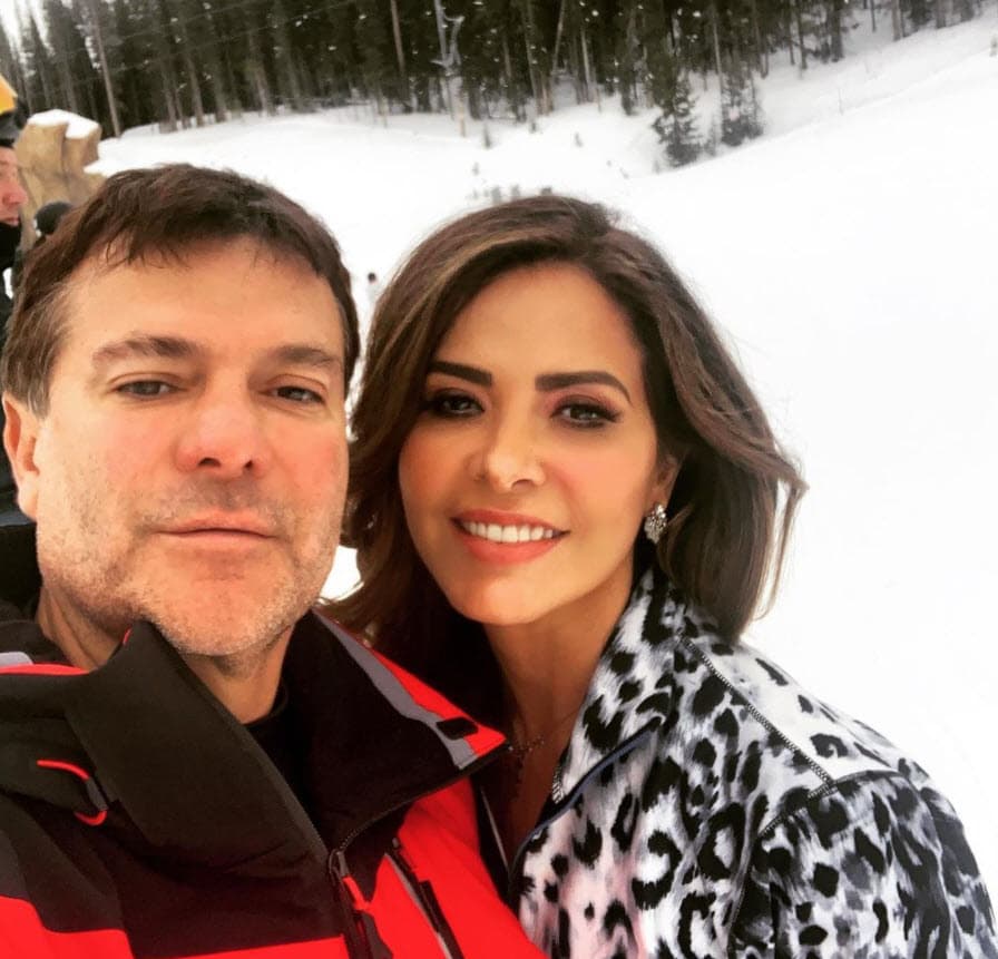 Hace un año, la intérprete de 'Pelo suelto' gozó de las fiestas decembrinas en Aspen 
<b><a href="https://www.univision.com/famosos/armando-gomez-aprende-gloria-trevi-11-anos-casados-fotos" target="_blank">junto a su marido Armando Gómez</a></b>, disfrutando del esquí, la nieve y las gélidas temperaturas. 
<br>