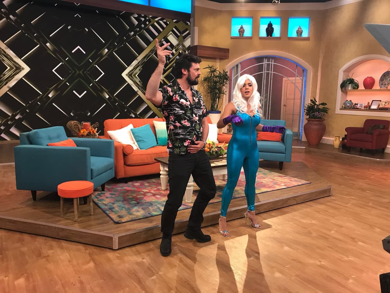 Karl Urban nos mostró que no le teme a nada. Así comenzó este enfrentamiento de baile.