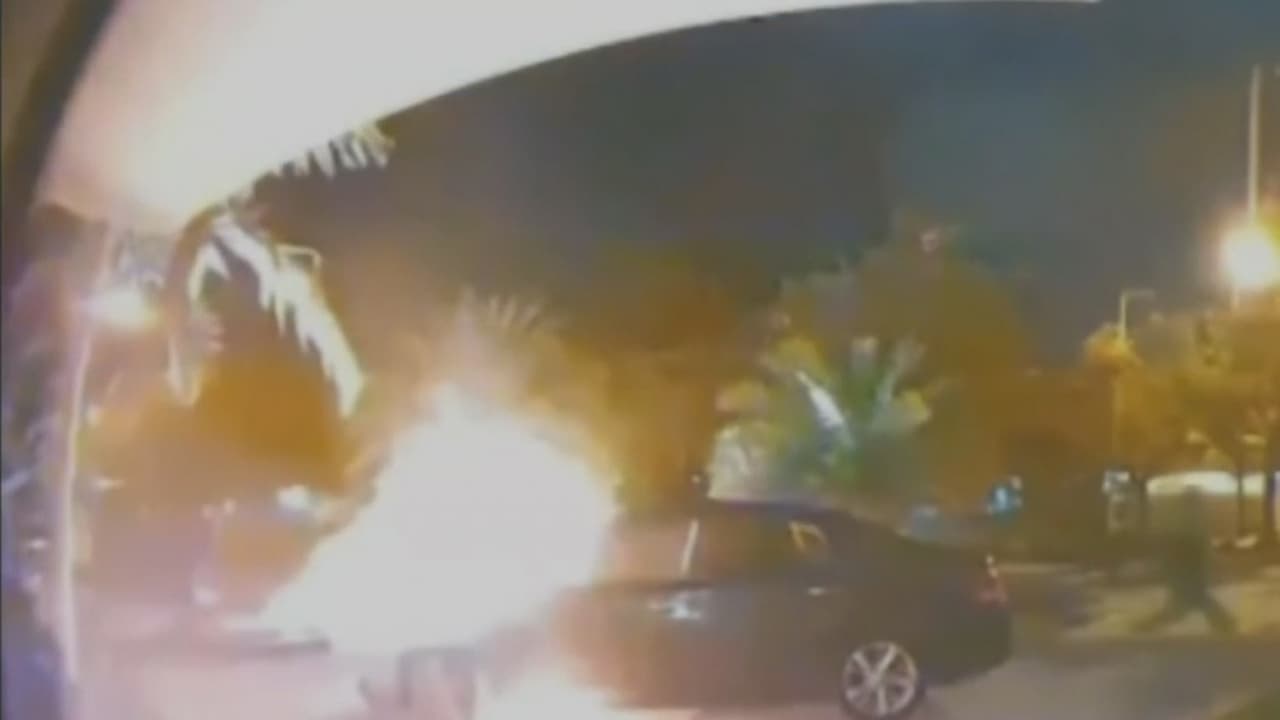 Policía busca a pirómano que prendió fuego a dos carros en Cutler Bay 