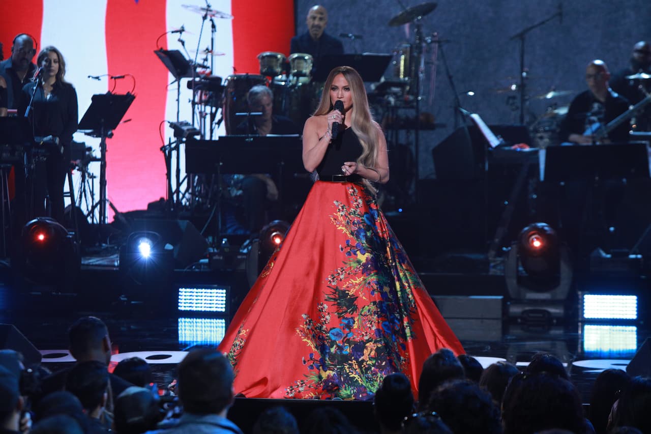 Jennifer López fue la anfitriona del evento 'Somos una voz' en el que se recaudaron fondos para ayudar a la gente que se vio afectada pr los desastres naturales que azotaron la zona. La llamada diva del Bronx lució once vestuarios diferentes.