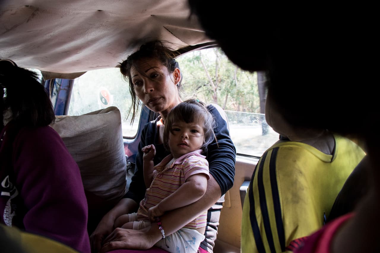 UNICEF mostró preocupación por los reportes de discriminación y violencia hacia menores y familias venezolanas. En la imagen una mujer migrante venezolana y sus hijos toman un descanso de la caminata entre las ciudades de Cúcuta y Pamplona, Colombia, en febrero de 2019.