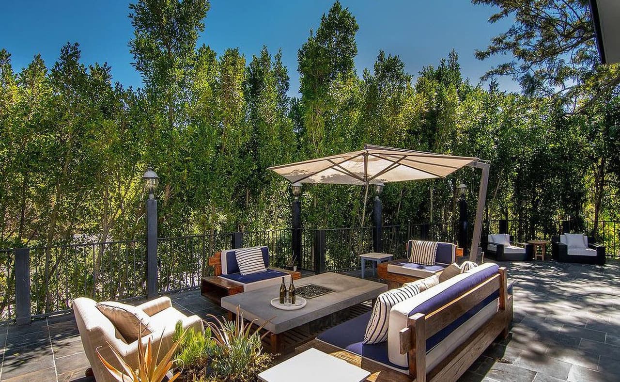 En su parte exterior, cuenta con patios y terrazas amuebladas para descansar al aire libre.